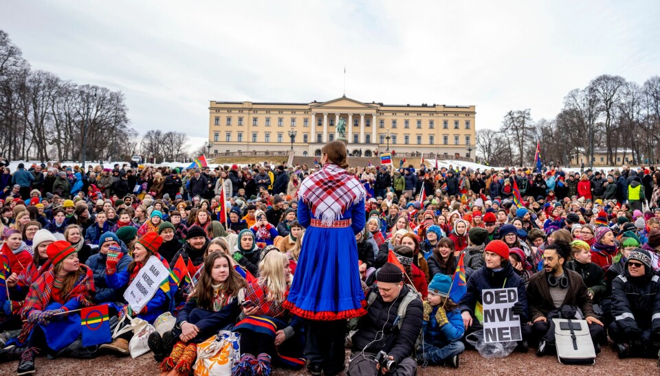 Aksjonister protesterte i vinter i Oslo mot vindturbinene på Fosen. Først om et år kan en ny utredning om saken være klar. Aksjonistene som i over en uke har protesterte i Oslo mot vindturbinene på Fosen, avsluttet fredag forrige uke aksjonen med en markering foran Slottet. I etterkant har trusler og hets ramlet inn.Foto: Javad Parsa / NTB
