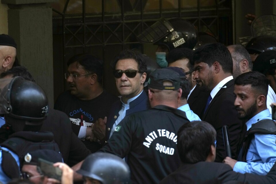 Pakistans eksstatsminister Imran Khan (i midten) blir eskortert inn i domstolen i Islamabad. Khan oppfordrer sine støttespillere til å holde demonstrasjoner i hele landet søndag. Pakistans eksstatsminister Imran Khan (i midten) blir eskortert inn i domstolen i Islamabad. Khan oppfordrer sine støttespillere til å holde demonstrasjoner i hele landet søndag. Foto: Anjum Naveed / AP / NTB