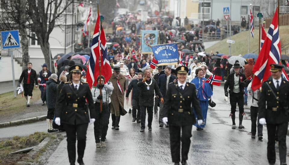 Det blir en våt 17. mai i Tromsø i år. Det ble en regntung feiring i Tromsø på nasjonaldagen.Foto: Rune Stoltz Bertinussen / NTB