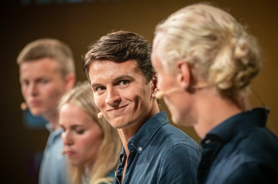 Som politiker må Ola Svenneby forholde seg mye til sosiale medier. Nå kutter han kraftig ned, og bytter ut smarttelefonen med en usmart nokia. Som politiker må Ola Svenneby forholde seg mye til sosiale medier. Nå kutter han kraftig ned, og bytter ut smarttelefonen med en usmart nokia.