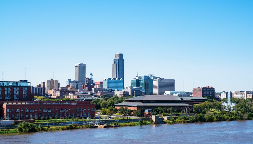 Omaha, Nebraska sett fra Missouri-elven i Council Bluffs, Iowa. (Wikimedia Commons) The downtown skyline in Omaha, Nebraska, as seen from across the Missouri River in Council Bluffs, Iowa.