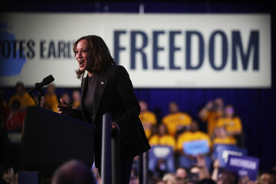 Kamala Harris ønsker å bli USAs første kvinnelige president. WATERFORD, MICHIGAN- OCTOBER 18: Democratic presidential nominee, Vice President Kamala Harris, campaigns in Michigan, a key battleground state, on October 18, 2024 in Waterford, Michigan. Harris made numerous stops in the state as former President Donald Trump held a rally in Detroit. Early voting begins on Saturday in Michigan. Spencer Platt/Getty Images/AFP (Photo by SPENCER PLATT / GETTY IMAGES NORTH AMERICA / Getty Images via AFP)