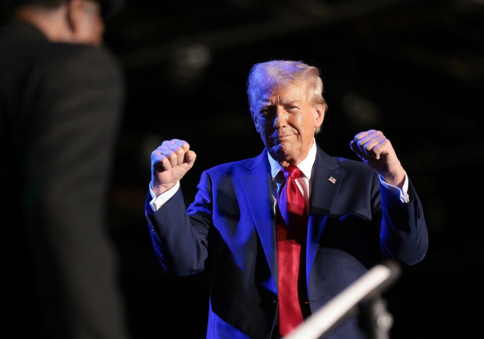 Donald Trump tapte 2020-valget, men nå har han igjen blikket festet på Det hvite hus. DETROIT, MICHIGAN - OCTOBER 18: Republican presidential nominee, former U.S. President Donald Trump, pumps his fist during a campaign rally on October 18, 2024, in Detroit, Michigan. There are 17 days remaining until the U.S. presidential election, which will take place on Tuesday, November 5, 2024. Win McNamee/Getty Images/AFP (Photo by WIN MCNAMEE / GETTY IMAGES NORTH AMERICA / Getty Images via AFP)