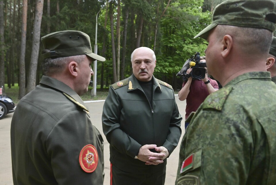 Belarus' president Aleksandr Lukasjenko dukket mandag opp på bilder og i en video, trolig i et forsøk på å avlive rykter om sviktende helse. Belarus' president Aleksandr Lukasjenko dukket mandag opp på bilder og i en video, trolig i et forsøk på å avlive rykter om sviktende helse. Foto: Presidentens kontor / AP / NTB