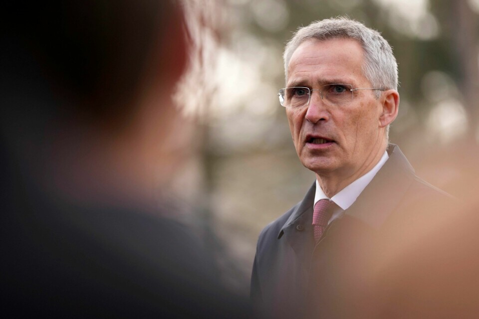 Natos generalsekretær Jens Stoltenberg sier han forventer en langsiktig plan for å hjelpe Ukraina å oppnå forsvarsalliansens standarder, doktriner og utstyr. Nato-sjef Jens Stoltenberg møter pressen i forkant av et møte blant de vestlige allierte på Ramstein-basen i Tyskland fredag. Foto: Matthias Schrader / AP / NTB