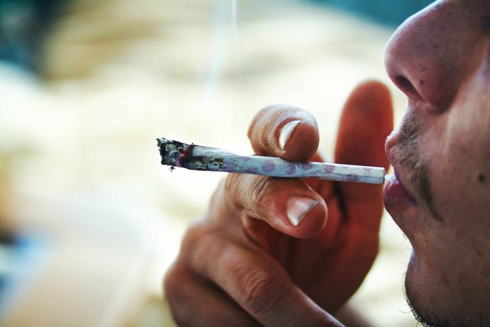 Alkohol er mer skadelig enn cannabis – et faktum som ikke virker etablert i befolkningen, til tross for at det ikke bestrides av norske rusforskere, skriver Jon-Ove F. Olsen. Narkotika, cannabis, ruspolitikk