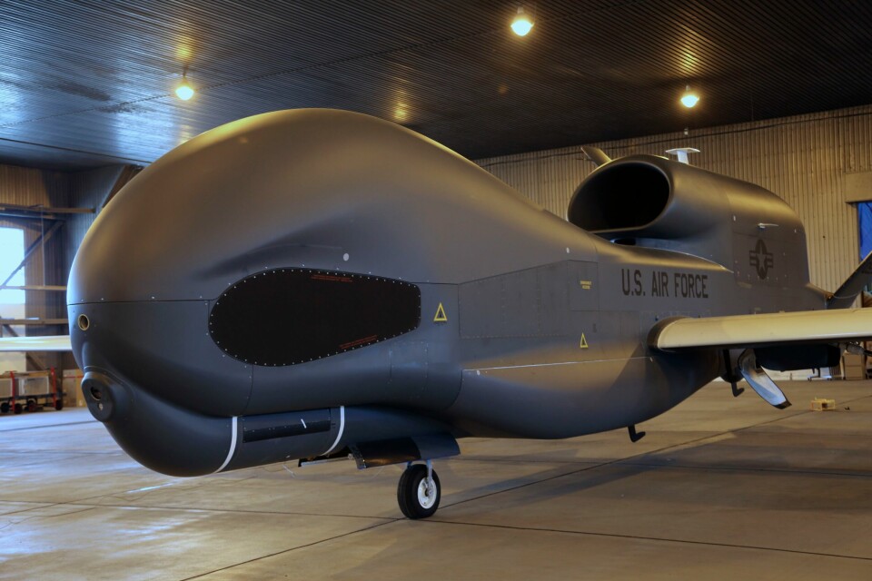 En avansert amerikansk Global Hawk-overvåkingsdrone i en hangar i Japan. En avansert amerikansk Global Hawk-overvåkingsdrone i en hangar i Japan. Foto: Eric Talmadge / AP /NTB