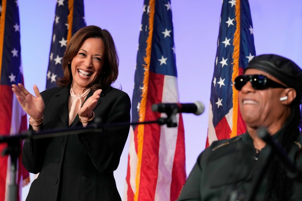 Demokratenes presidentkandidat, visepresident Kamala Harris, lytter mens Stevie Wonder framfører «Redemption Song» på et kirkearrangement i Georgia. Demokratenes presidentkandidat, visepresident Kamala Harris, lytter mens Stevie Wonder framfører «Redemption Song» på et kirkearrangement i Georgia. Foto: Jacquelyn Martin / AP / NTB