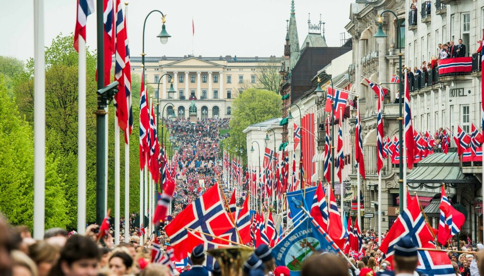 Det er kongehusets store dag. Dagen da de rojale få viser sin relevans og får hyllesten fra sitt folk, skriver Lars West Johnsen. .