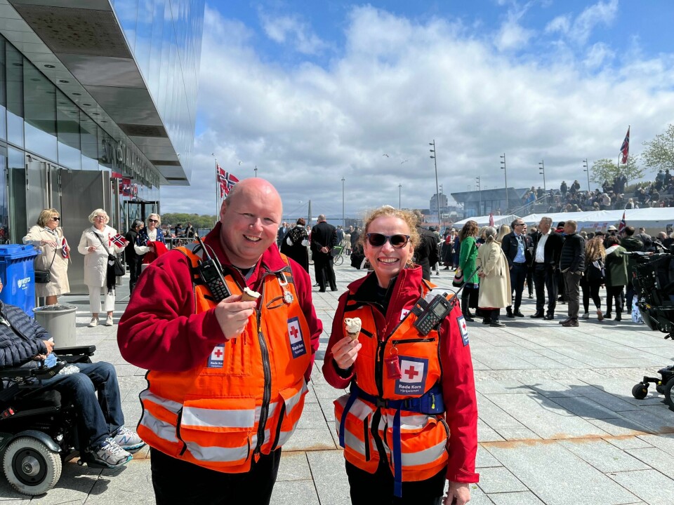 Bjørn Harald Lye og Hildegunn Sommer fra Røde Kors var på plass ved konserthuset for å hjelpe folk med det ene og det andre på nasjonaldagen. Ett problem går igjen... Bjørn Harald Lye og Hildegunn Sommer sier de fleste har problemer med gnagsår.