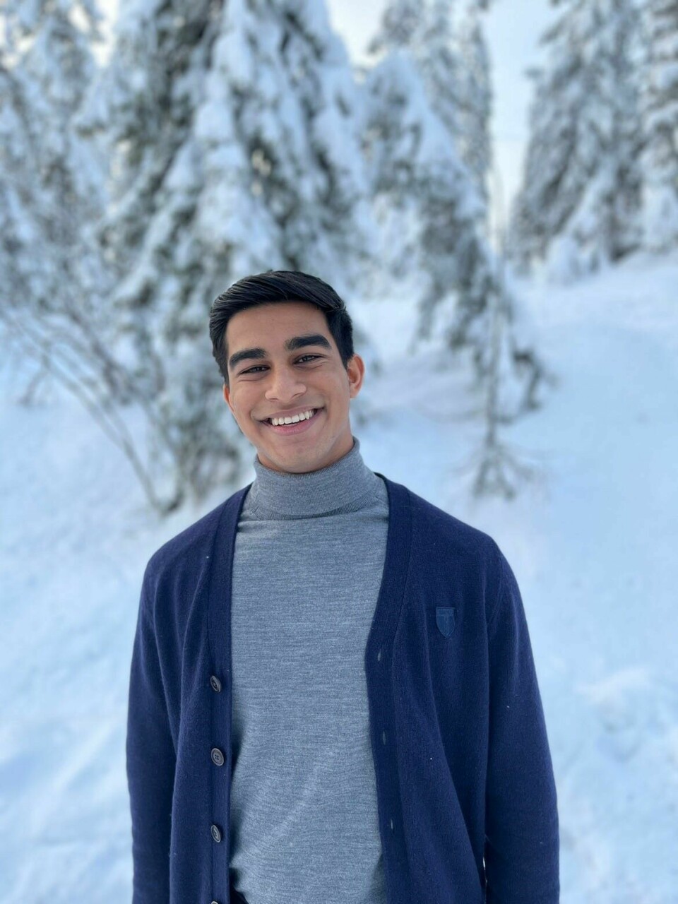 Ashish Kumar Bhargava (18) er sentralstyremedlem i Senterungdommen og elev på videregående skole. Navn: Ashish Kumar BhargavaAlder: 18Verv: Sentralstyremedlem, Senterungdommen