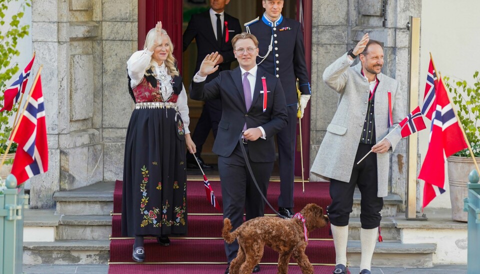 Kronprinsfamilien hilser og ser på barnetoget under 17. mai-feiringen på Skaugum. Kronprinsfamilien hilser og ser på barnetoget under 17. mai-feiringen på Skaugum. Foto: Lise Åserud / NTB