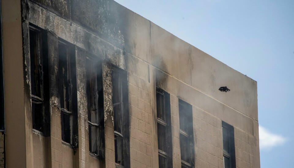 En drone ble tirsdag sendt opp for å inspisere ødeleggelsene etter brannen. En drone ble tirsdag sendt opp for å inspisere ødeleggelsene etter brannen. Foto: Mark Mitchell / NZ Herald / AP / NTB