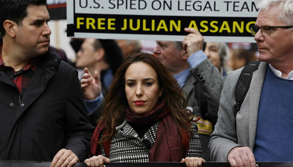 Stella Morris er advokat og menneskerettighetsforkjemper – og gift med Julian Assange, som sitter på en celle på seks kvadrat i høyrisikofengslet Belmarsh utenfor London for å ha avslørt amerikanske krigsforbrytelser. Stella Morris er advokat og menneskerettighetsforkjemper – og gift med Julian Assange, som sitter på en celle på seks kvadrat i høyrisikofengslet Belmarsh utenfor London for å ha avslørt amerikanske krigsforbrytelser.