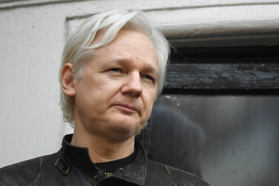 Julian Assange på balkongen til Ecuadors ambassade i London i 2017. Julian Assange på balkongen til Ecuadors ambassade i London i 2017.
