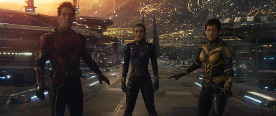 Ant-Man (Paul Rudd), Wasp (Evangeline Lilly) og Ant-Mans datter Cassie (Kathryn Newton) skuffa på kino i vinter. Nå kommer «Ant-Man and the Wasp: Quantumania» på strømmetjenesten Disney+ på selveste 17. mai. Ant-Man (Paul Rudd), Wasp (Evangeline Lilly) og Ant-Mans datter Cassie (Kathryn Newton) takler nye farligheter i Ant-Man 3. Årets første superheltfilm kommer på kino i februar.