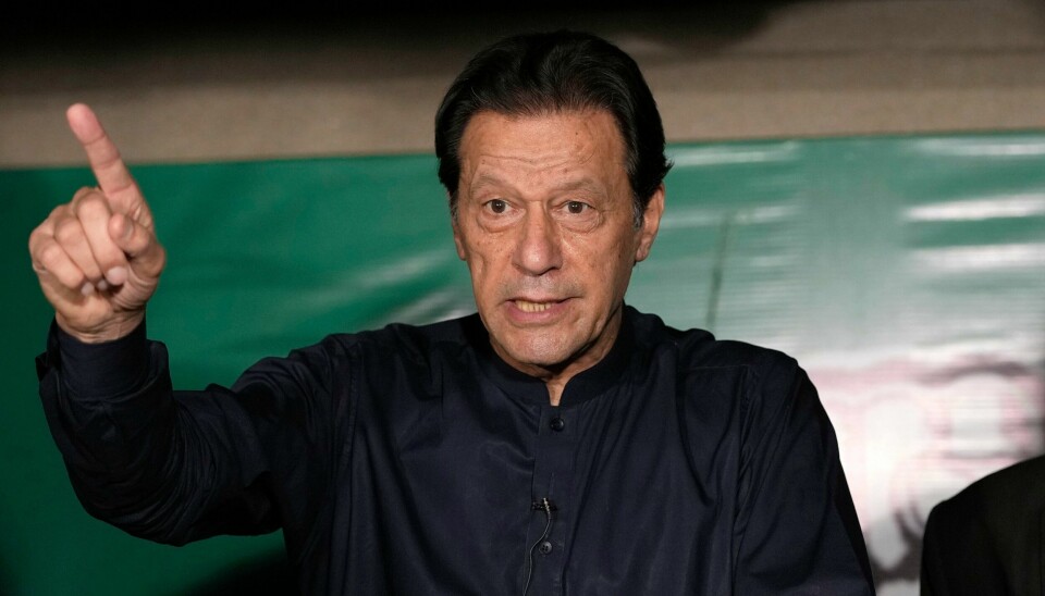 Pakistans tidligere statsminister Imran Khan holder pressekonferanse hjemme hos seg selv i Lahore torsdag. Pakistans tidligere statsminister Imran Khan holder pressekonferanse hjemme hos seg selv i Lahore torsdag. Foto: K.M. Chaudary / AP / NTB
