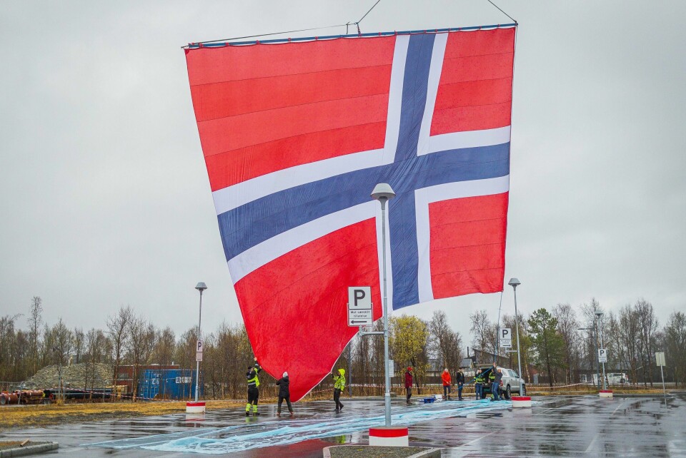 Det som skal være Norges største flagg på «stang», ble heist på 17. mai i Alta. Det som skal være Norges største flagg på «stang», ble heist på 17. mai i Alta. Foto: Jan Langhaug / NTB