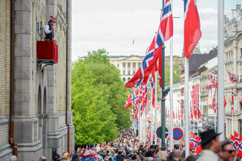 Stortingspresident Masud Gharahkhani (Ap) vinker til barnetoget fra Stortingets balkong under 17. mai-feiringen i Oslo. Stortingspresident Masud Gharahkhani (Ap) vinker til barnetoget fra Stortingets balkong under 17. mai-feiringen i Oslo.Foto: Frederik Ringnes / NTB
