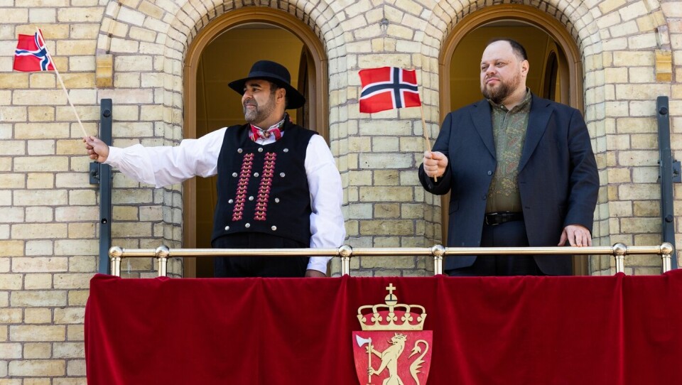 Ukrainas parlamentsleder Ruslan Stefantsjuk (t.h.) og stortingspresident Masud Gharahkhani vinker til barnetoget fra balkongen på Stortinget. Ukrainas parlamentsleder Ruslan Stefantsjuk (t.h.) og stortingspresident Masud Gharahkhani vinker til barnetoget fra balkongen på Stortinget.