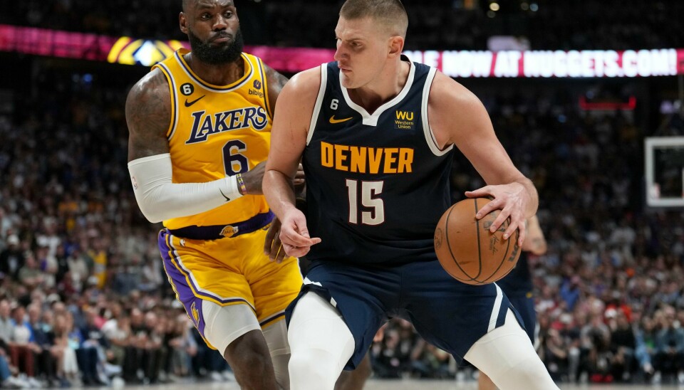 Nikola Jokic (t.h.) har foreløpig kontroll mot LeBron James i NBA-semifinalen. Nikola Jokic (t.h.) har foreløpig kontroll mot LeBron James i NBA-semifinalen. Foto: Jack Dempsey / AP / NTB