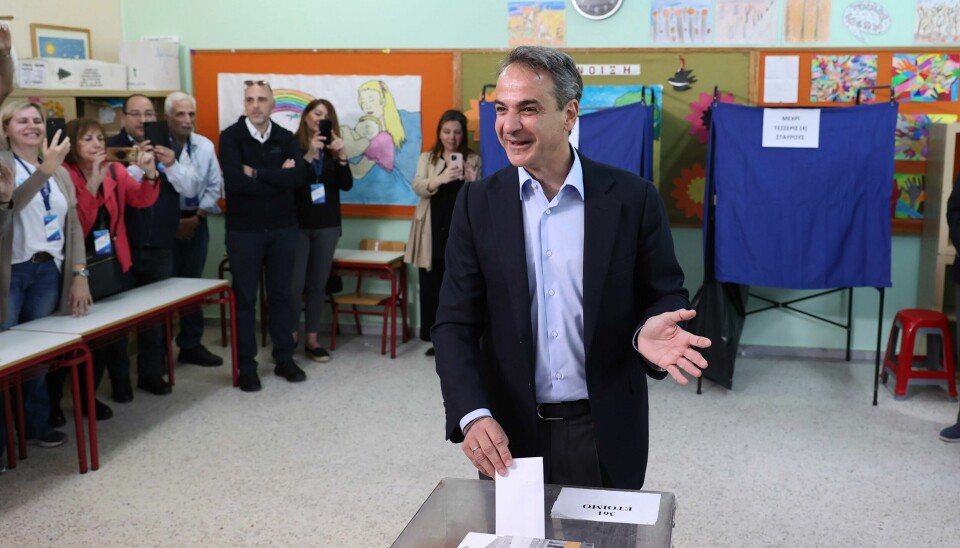 Hellas statsminister Kyriakos Mitsotakis avlegger sin stemme i Aten søndag. Han kan glede seg over en klar ledelse i valget, men mye tyder på at han må satse på koalisjonsforhandlinger for å kunne fortsette. Hellas statsminister Kyriakos Mitsotakis avlegger sin stemme i Aten søndag. Han kan glede seg over en klar ledelse i valget, men mye tyder på at han må satse på koalisjonsforhandlinger for å kunne fortsette. Foto: Yorgos Karahalis / AP / NTB