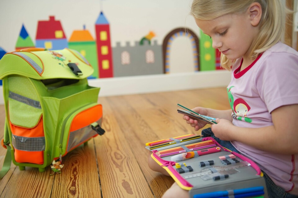 Vi må sikre at det er nok ressurser i skole og barnehage, skriver Rødt Fredrikstad. Liten jente på skolen. I klasserommet. Gjør skolearbeid. Skolestart. Pennal. Konsentrert. Skolesekk.