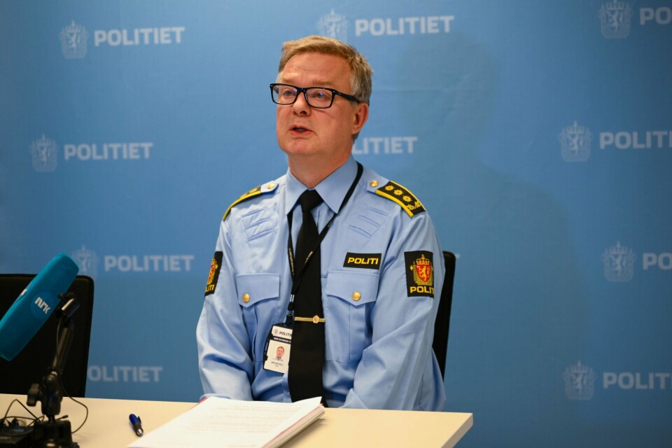 Politiinspektør Ove Brudevoll i Møre og Romsdal politidistrikt på en pressekonferanse fredag kveld etter at en mann og en kvinne i 70-årene ble funnet døde av skuddskader i Kristiansund fredag. De to var gift med hverandre. – På det nåværende tidspunkt leter vi ikke etter en ukjent gjerningsperson, sa politiinspektør Ove Brudevoll i Møre og Romsdal politidistrikt på en pressekonferanse fredag kveld. Foto: Joakim Halvorsen / NTB