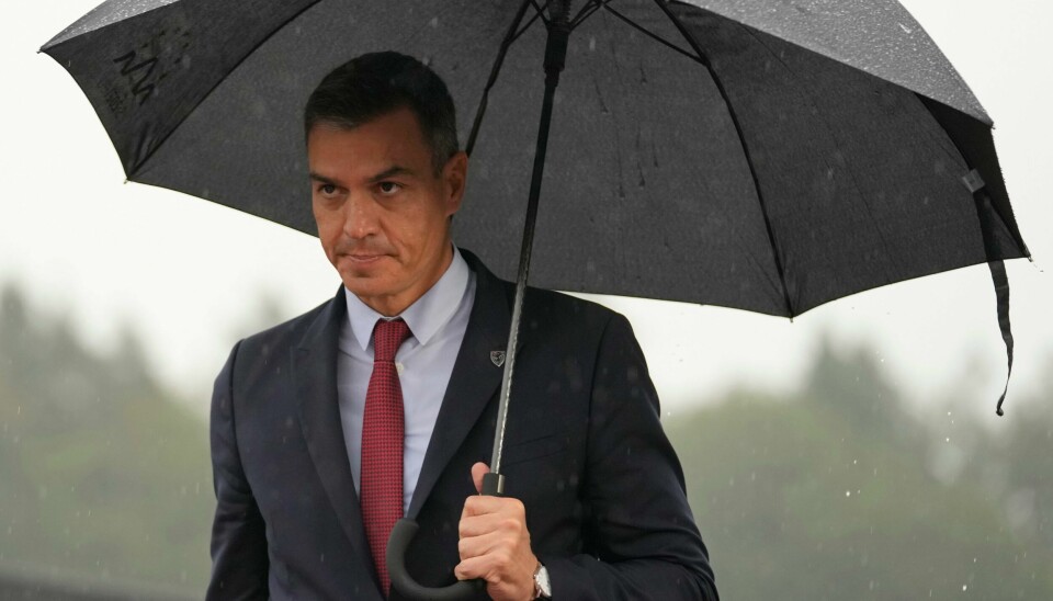 Spanias statsminister Pedro Sánchez lover å stanse en plan som åpner for mer bruk av grunnvann nær Doñana. Det sosialdemokratiske statsministeren i Spania, Pedro Sánchez, har begynt å skatte banker og bedrifter for å lage strømstøtteordninger til innbyggerne på grunn av høye priser. Arkivfoto: Petr David Josek / AP / NTB