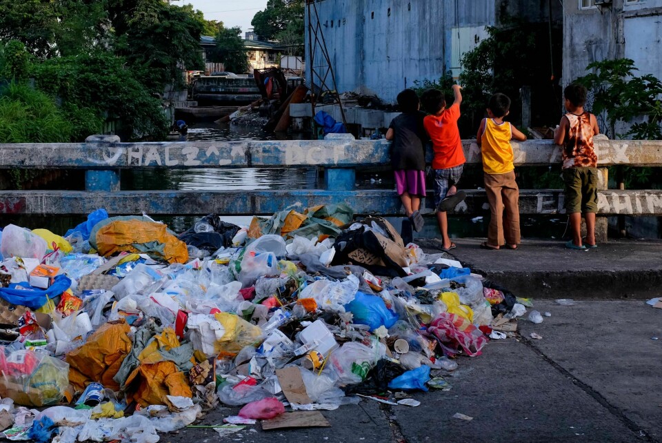 Plastsøppel hoper seg opp i Filippinene, som på denne brua i hovedstaden Manila. Plastsøppel hoper seg opp i Filippinene, som på denne brua i hovedstaden Manila.