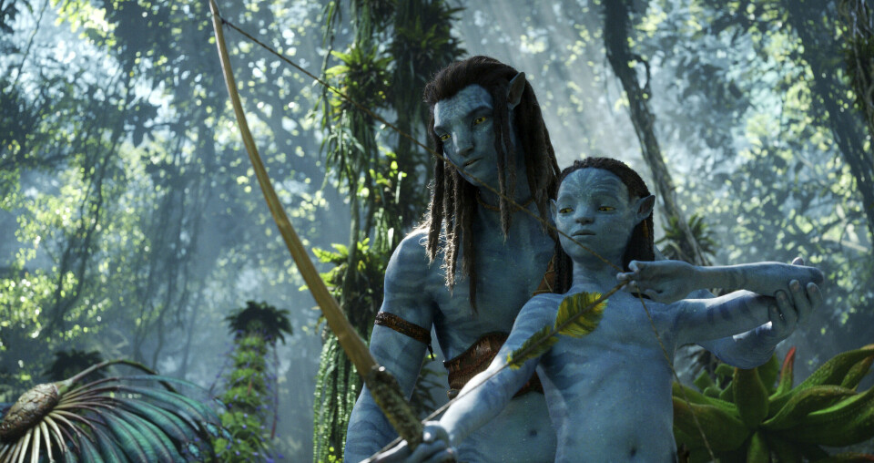 Samtidig som Disney fjerner en lang liste av serier og filmer fra nettet, har selskapet annonsert at James Camerons kinosuksess «Avatar: The Way of Water» kommer på Disney+ den 7. juni. Sam Worthington som Jake Sully og Jamie Flatters som Neteyam i «Avatar: The Way of Water», som fortsetter å gjøre det skarpt på norske kinoer også. Foto: 20th Century Studios
