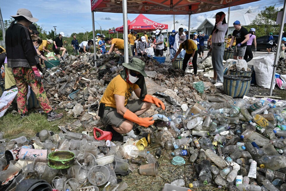 Mangroveskogene i Thailand er fulle av plast. Bildet viser bare noe av det som ble samlet inn i Samut Prakan-provinsen i løpet av én dag i september i fjor. Mangroveskogene i Thailand er fulle av plast. Bildet viser bare noe av det som ble samlet inn i Samut Prakan-provinsen i løpet av én dag i september i fjor.