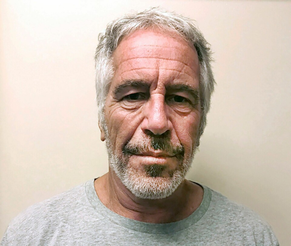 En lang liste over personer tilknyttet til den avdøde overgrepsdømte milliardæren Jeffrey Epstein ventes å bli offentliggjort i løpet av de kommende dagene. Milliardæren Jeffrey Epstein skal ha forsøkt å utpresse Bill Gates, ifølge avisen Wall Street Journal. Arkivfoto: New York State Sex Offender Registry via AP / NTB