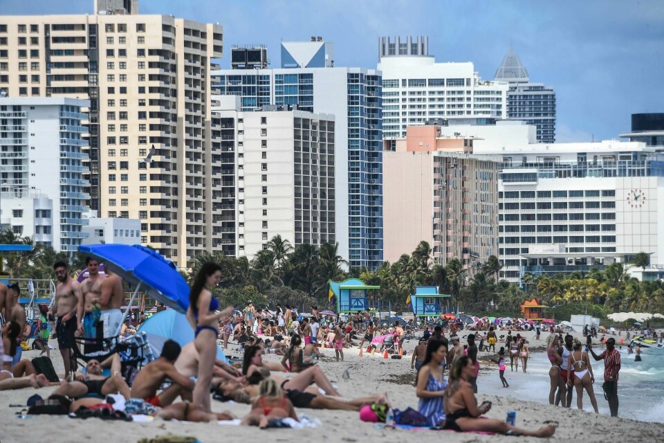 En borgerrettsorganisasjon har utstedt et reiseråd om Florida på bakgrunn av politikken som føres der. Her slapper turister av på stranda i Miami. En borgerrettsorganisasjon har utstedt et reiseråd om Florida på bakgrunn av politikken som føres der. Her slapper turister av på stranda i Miami.