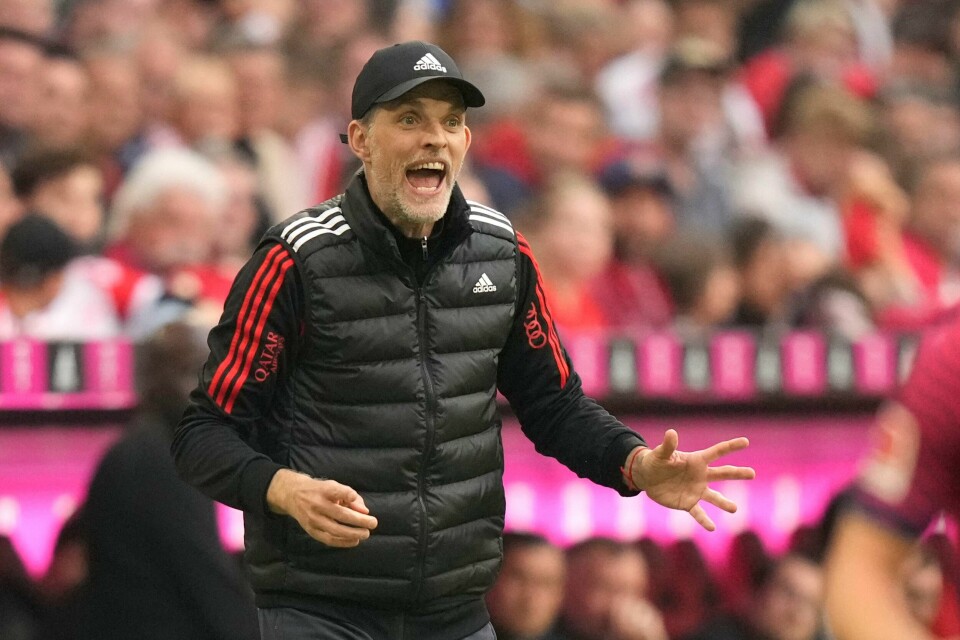 Bayern-trener Thomas Tuchel så sine gutter slippe inn tre mål i den 2. omgangen mot Leipzig. Bayern-trener Thomas Tuchel så sine gutter slippe inn tre mål i den 2. omgangen mot Leipzig. Foto: Matthias Schrader / AP / NTB