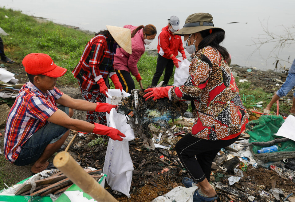 Også i Vietnam er det stor oppslutning om ryddeaksjonene for å bli kvitt plast, ifølge WWF. Bildet viser lokalbefolkning i Thai Duong Ha Bac med hendene fulle. Også i Vietnam er det stor oppslutning om ryddeaksjonene for å bli kvitt plast, ifølge WWF. Bildet viser lokalbefolkning i Thai Duong Ha Bac med hendene fulle.