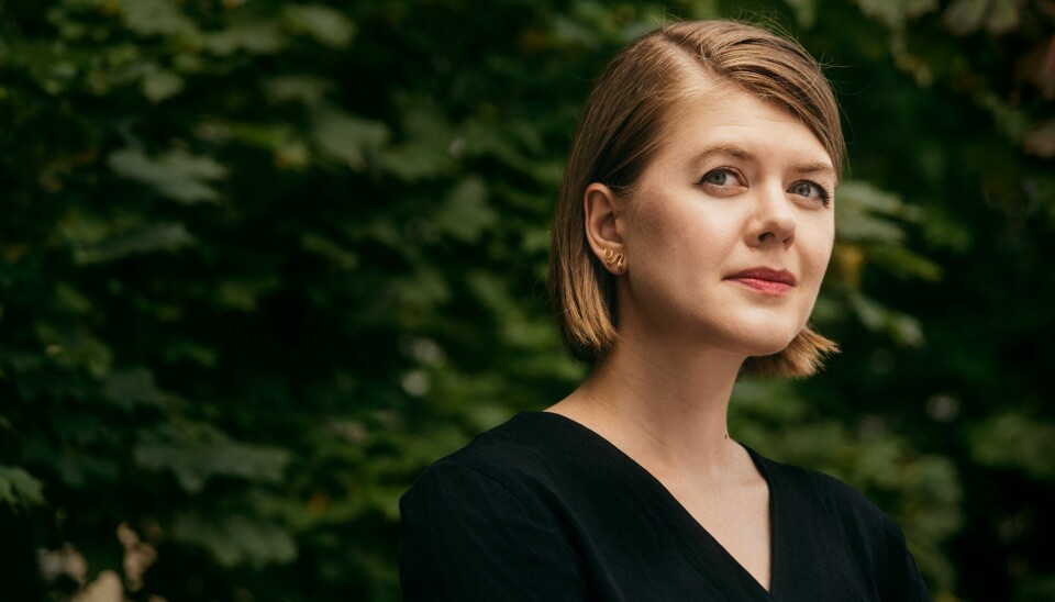 - Når vi underviser i biologi så vil samfunnet vi bor i påvirke hvordan vi lærer det bort, sier lege Ellen Støkken Dahl. Bilde av en dame i 30-årene med mørkt blondt hår. Hun står foran noen busker.