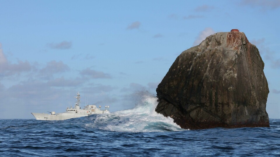 Den stupbratte ubebodde Rockall vibrerer i storm og uvær. Rockall