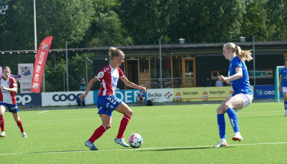 Kristin Holmen scoret Lyns mål i tapet mot Brann, mens også Røa tapte i Bergen. Her fra et oppgjør mellom Lyn og Røa tidligere i år. Kristin Holmen forteller om en frustrerende opplevelse i vinden på Kringsjå. Foto: Håvard Sollie.