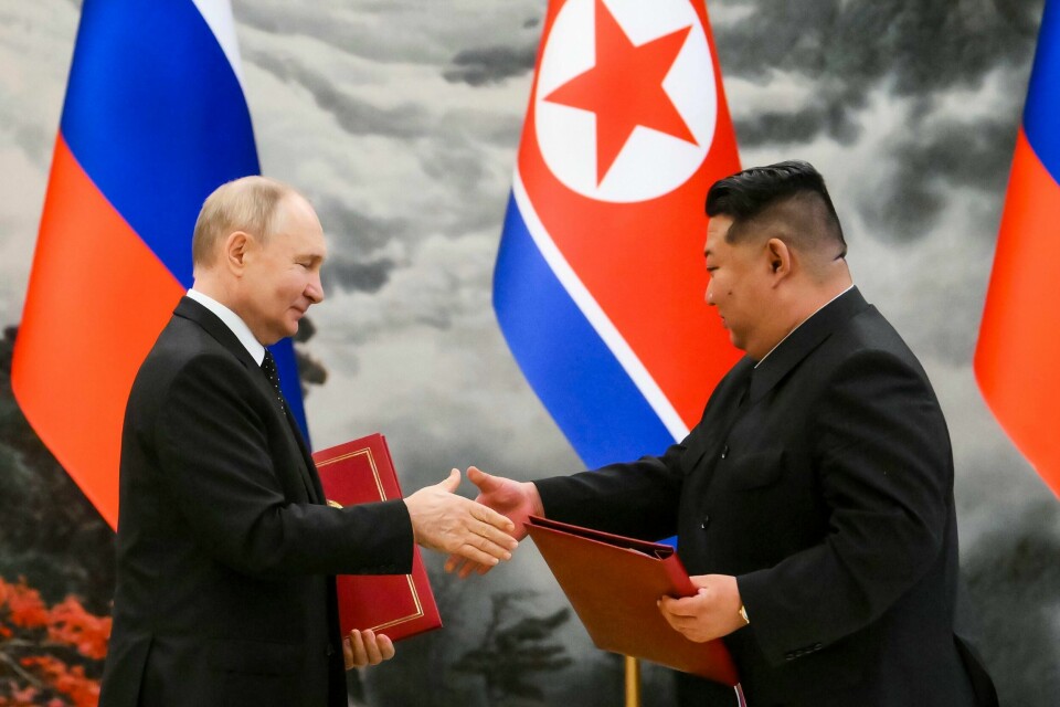 Nord-Koreas leder Kim Jong-un (t.h.) sender tusenvis av soldater for å hjelpe Russlands president Vladimir Putin (t.v.) i Ukraina-krigen, ifølge sørkoreanske og ukrainske myndigheter. Ukrainas president Volodymyr Zelenskyj ber landets allierte om å legge planer for et svar på nordkoreansk tilstedeværelse i Ukraina. Nord-Koreas leder Kim Jong-un (t.h.) sender tusenvis av soldater for å hjelpe Russlands president Vladimir Putin (t.v.) i Ukraina-krigen, ifølge sørkoreanske og ukrainske myndigheter. Ukrainas president Volodymyr Zelenskyj ber landets allierte om å legge planer for et svar på nordkoreansk tilstedeværelse i Ukraina. Foto: Kristina Kormilitsyna, Sputnik, Kremlin Pool Photo via AP / NTB