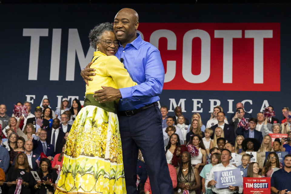 Tim Scott har også nettopp lansert sitt kandidatur på republikansk side. Her klemmer han moren Frances Scott på et arrangement i South Carolina mandag. Tim Scott har også nettopp lansert sitt kandidatur på republikansk side. Her klemmer han moren Frances Scott på et arrangement i South Carolina mandag.