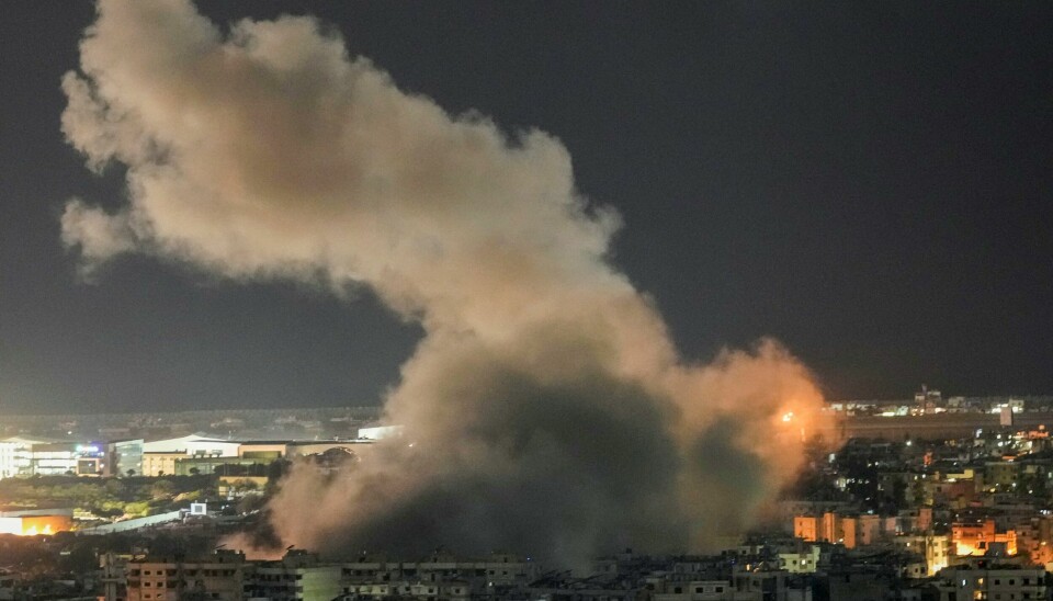Røyk stiger opp etter israelsk angrep mot Beirut-forstaden Dahieh. Flere mennesker ble drept, blant dem barn, i et israelsk luftangrep mot et sykehus sør i hovedstaden mandag kveld, ifølge libanesiske helsemyndigheter. Røyk stiger opp etter israelsk angrep mot Beirut-forstaden Dahieh. Flere mennesker ble drept, blant dem et barn, i et israelsk luftangrep mot et sykehus sør i hovedstaden mandag kveld, ifølge libanesiske helsemyndigheter. Foto: Bilal Hussein / AP / NTB