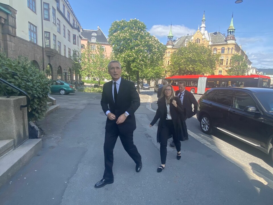 Nato-sjef Jens Stoltenberg ankommer Arne Strands bisettelse. Nato-sjef Jens Stoltenberg ankommer Arne Strands bisettelse.
