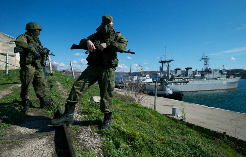 Russiske soldater avbildet ved Sevastopol på Krim-halvøya våren 2014. FILE - Russian soldiers guard a pier where two Ukrainian naval vessels are moored, in Sevastopol, Ukraine, on Wednesday, March 5, 2014. Europe's top human rights court ruled Tuesday, June 25, 2024, that Russia was responsible for a string of human rights violations in Crimea since overrunning and later illegally annexing the Black Sea peninsula in 2014. (AP Photo, File)