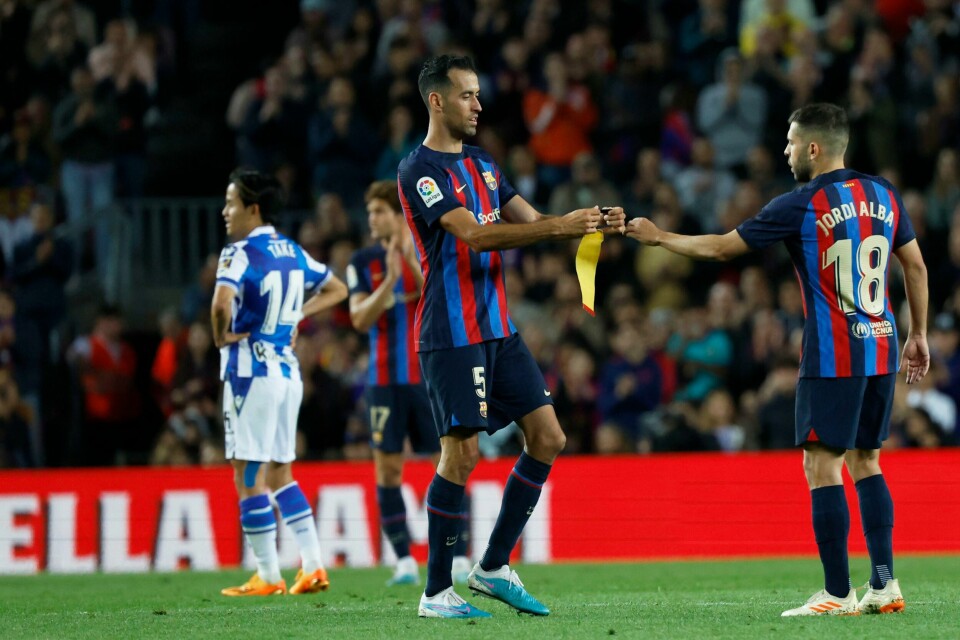 Både Sergio Busquets (nr. 5) og Jordi Alba følger etter Lionel Messi til MLS og Inter Miami. Barcelonas Sergio Busquets leverte kapteinsbindet til Jordi Alba under kampen mot Real Sociedad 2. mai. Foto: Joan Monfort / AP / NTB.