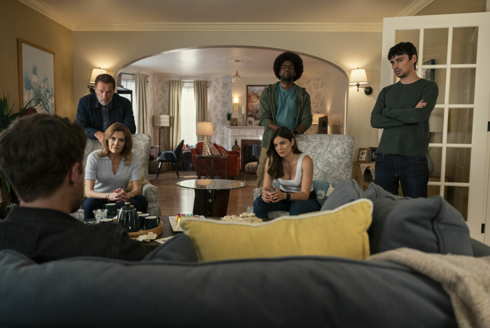 I familien Brunner er det ingen som har visst at far Luke og datter Emma er CIA-agenter. Fabiana Udenio spiller hans intetanende eks-kone Tally Brunner, Milan Carter spiller CIA-ansatt og lekeonkel Barry Putt og Devon Bostick har rollen som familiens forsømte app-utvikler-sønn Oscar Brunner. I familien Brunner er det ingen som har visst at far Luke og datter Emma er CIA-agenter. Fabiana Udenio spiller hans intetanende eks-kone Tally Brunner, Milan Carter spiller CIA-ansatt og lekeonkel Barry Putt og Devon Bostick har rollen som familiens forsømte app-utvikler-sønn Oscar Brunner.