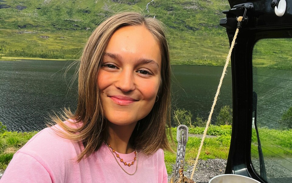 Helene Myhre Østervold liker det primitive ved å reise rundt i Norge i en gammel van. Jente i rosa genser spiser havregryn ute.