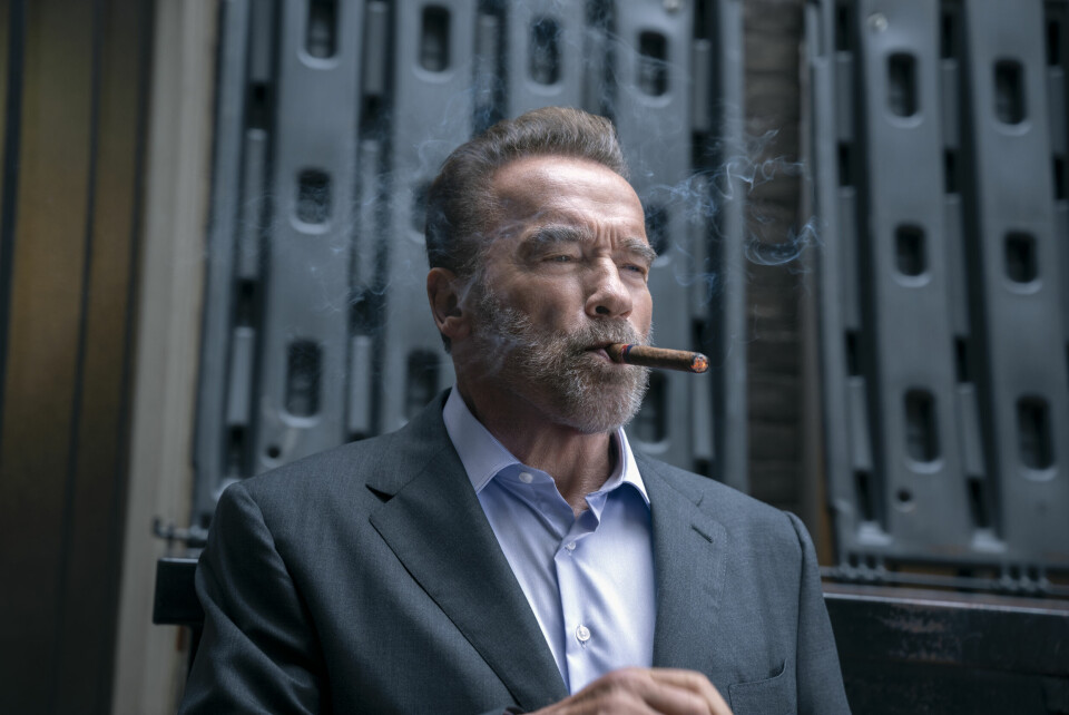 Sigaren er på plass, men serien har ikke plass til mange referanser til Arnold Schwarzeneggers tidligere karriere i TV-seriedebuten. Noen hint dukker riktignok opp i Arnolds actioneventyr anno 2023. Sigaren er på plass, men serien har ikke plass til mange referanser til Arnold Schwarzeneggers tidligere karriere i TV-seriedebuten. Noen hint dukker riktignok opp i Arnolds actioneventyr anno 2023.