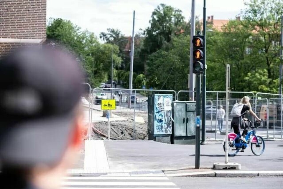 Hver arbeidsdag løper Vebjørn fem kilometer til jobb og fem kilometer hjem fra jobb. Hver arbeidsdag løper Vebjørn fem kilometer til jobb og fem kilometer hjem fra jobb.