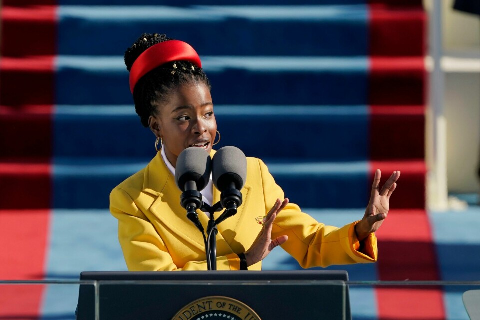 Det optimistiske diktet som unge Amanda Gorman leste under edsavleggelsen til Joe Biden foran Kongressen i 2021, er fjernet fra biblioteket på en skole i Florida. Det optimistiske diktet som unge Amanda Gorman leste under edsavleggelsen til Joe Biden foran Kongressen i 2021, er fjernet fra biblioteket på en skole i Florida. Foto: Patrick Semansky / AP / NTB